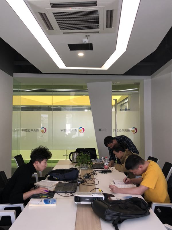 學生在教員指導下認真學習.jpg