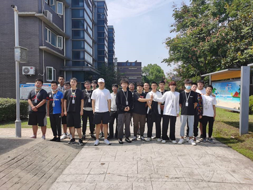 部分學生在十四所合影_副本.png