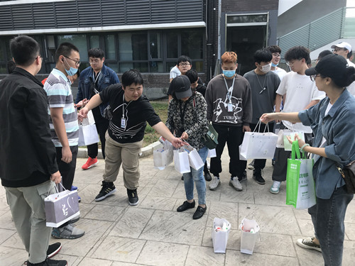 輔導員給學生送溫暖_副本.jpg