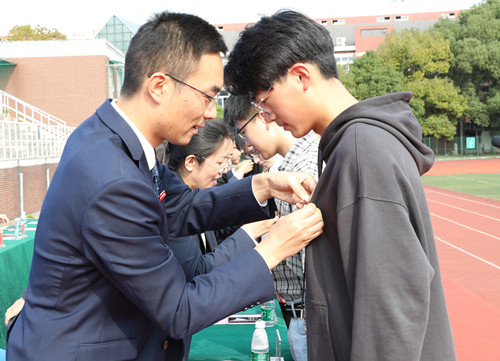 佩戴校徽.jpg