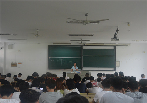 陳芸老師就畢業和就業問題召開年級大會_副本.jpg