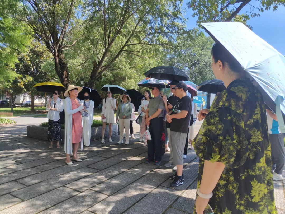一群人在街道上手拿著傘描述已自動生成
