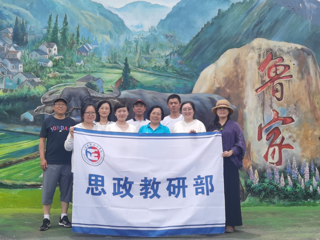 人們在山上拍照中度可信度描述已自動生成