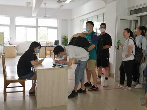 同學們有序排隊測溫登記_副本.jpg