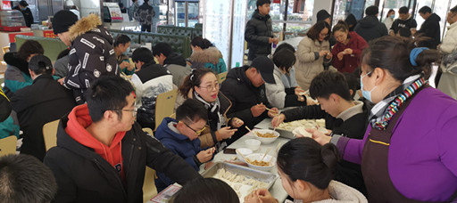 師生共聚包水餃 歡歡喜喜迎新年