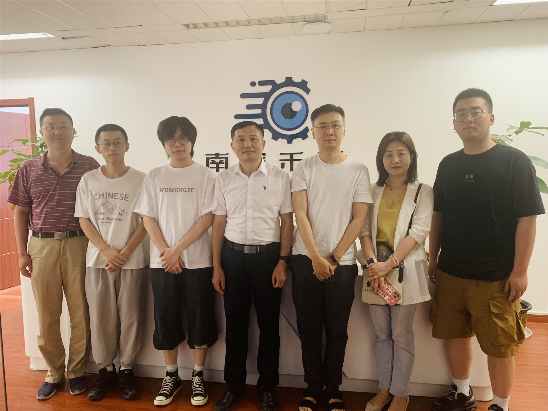 院領導率隊赴南暄禾雅科技開展訪企拓崗活動