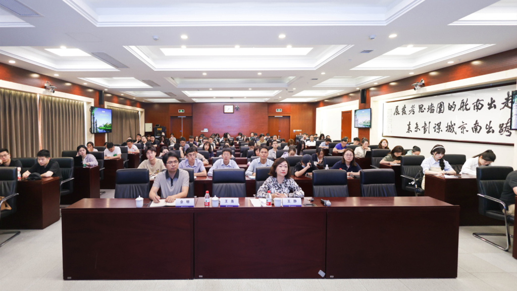 天辰娱乐學工人員赴南航參加學工大講堂活動