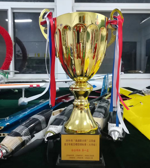 圖1 團體綜合第一名獎杯_副本.jpg