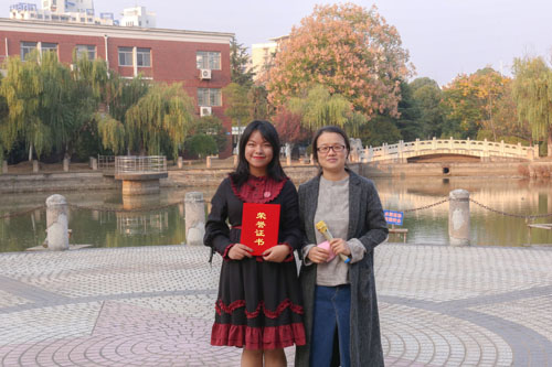 王水勤老師為一等獎頒獎.jpg