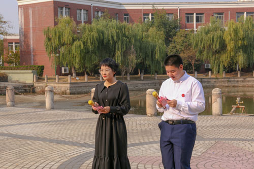 張玉瀟和饒安兩位同學擔任主持.jpg