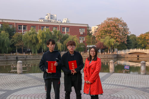 金蘇琪老師為三等獎頒獎.jpg