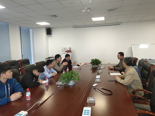 與企業領導交流校企合作事宜_副本.jpg