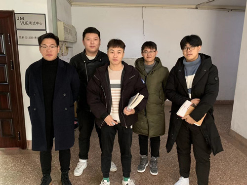 學生在南航大逸夫館VUE考試中心參加考證_副本.jpg