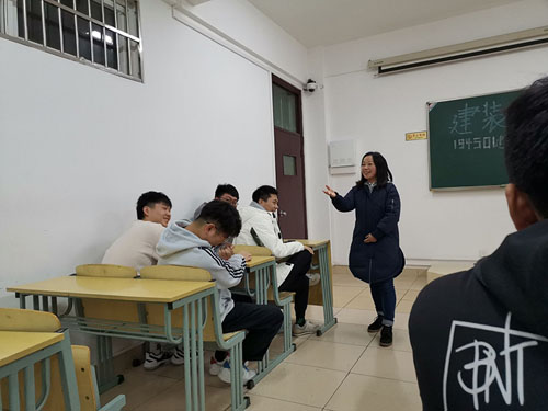 班主任介紹大二學長.jpg