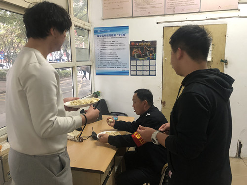 吃餃子門衛_副本.jpg
