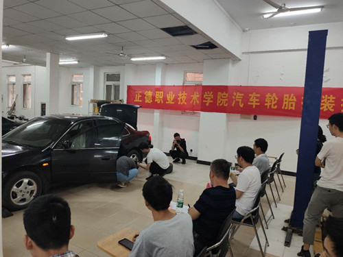 拆裝輪胎比賽緊張進行中_副本.jpg