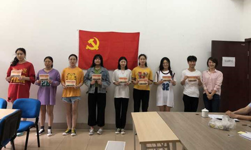 優秀共產黨員謝芳老師為學生頒發黨課結業證書_副本.jpg