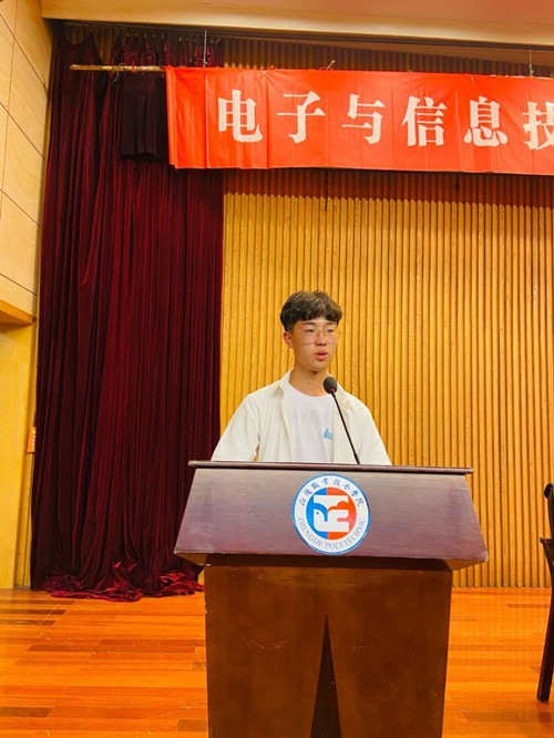 學生代表發言_副本.jpg