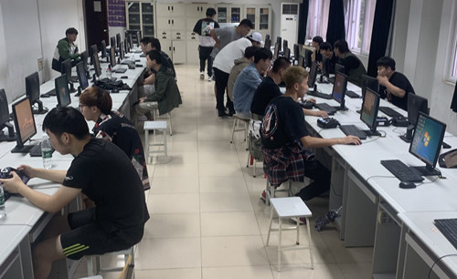 比賽選拔前學生模擬器加練_副本.jpg