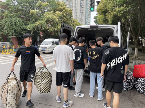 學生們搬運行李2_副本.jpg